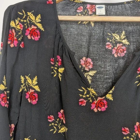 OLD NAVY BLACK FLORAL BLOUSE SIZE LARGE - Picture 3 of 4